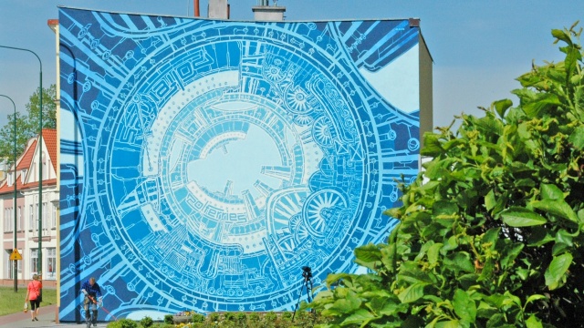 Mural z okazji 40-lecia Polskiej Żeglugi Bałtyckiej powstał w Kołobrzegu. Przypomina on trochę różę wiatrów a trochę bulaj, czyli okienko w kajucie. Od poniedziałku można go już oficjalnie podziwiać w pełnej krasie.