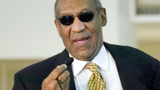 Znany na całym świecie czarnoskóry amerykański komik, Bill Cosby we wtorek stanie pierwszy raz przed sądem. Lokalna prokuratura oskarżyła artystę o napaść seksualną w 2004 roku.