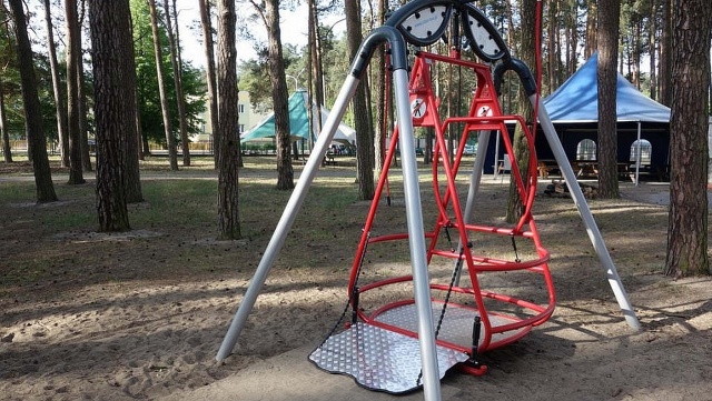Huśtawka dla dzieci poruszających się na wózkach inwalidzkich stanęła na stadionie Ośrodka Sportu i Rekreacji w Goleniowie. To pierwsza taka bujana zabawka w mieście.
