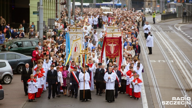 Kilka tysięcy szczecinian wzięło udział w centralnej szczecińskiej procesji związanej ze świętem Bożego Ciała.