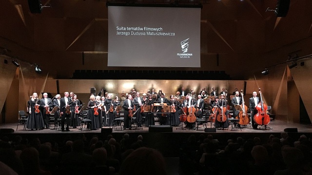 Jerzy Duduś Matuszkiewicz jest autorem muzyki do przeszło 200 filmów i seriali telewizyjnych. Koncert muzyki filmowej FILM-Harmonia zauroczył słuchaczy szczecińskiej filharmonii.