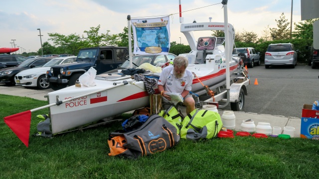 Nieco ponad 24 godziny zostały do startu Aleksandra Doby w trzecią wyprawę kajakiem przez Ocean Atlantycki. Nawet na finiszu przygotowań nie opuściły go jednak problemy.