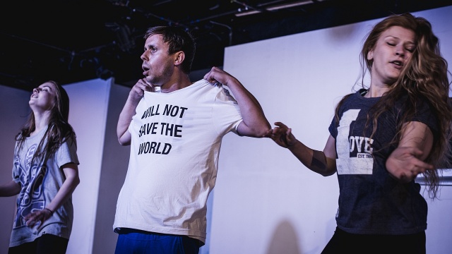 Prapremiera Historii T-shirtu, czyli jak to dobrze urodzić się na Zachodzie na scenie Teatru Współczesnego.