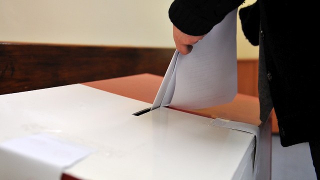 Gdyby wybory parlamentarne odbyły się w drugiej połowie maja, wygrałoby je Prawo i Sprawiedliwość z 36 proc. głosów. To najnowsze wyniki sondażu CBOS - podaje TVN24.