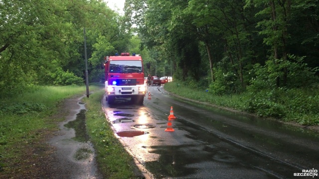 Samochód osobowy i wóz straży pożarnej zderzyły się w Szczecinie.