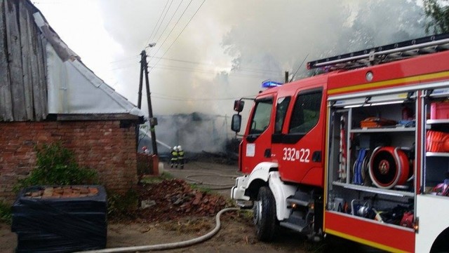 Osiem zastępów straży gasi pożar stodoły w Konikowie niedaleko Koszalina. Ogień pojawił się we wtorek po południu, po tym jak w budynek uderzył piorun.