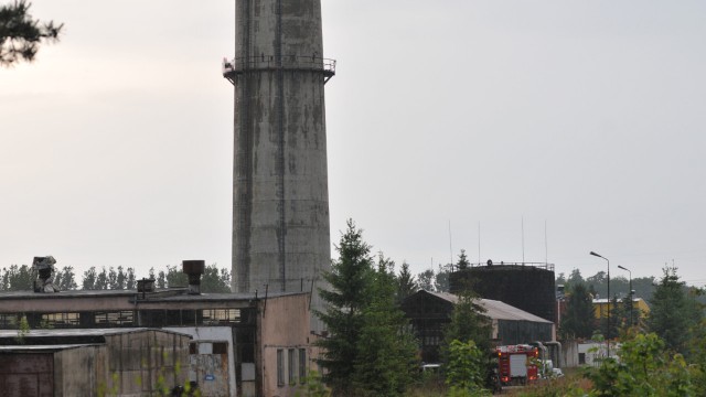 Zwłoki mężczyzny na kominie w Karnieszewicach pod Koszalinem. Makabrycznego odkrycia dokonał pracownik telefonii komórkowej podczas konserwacji nadajnika. To on powiadomił policję.