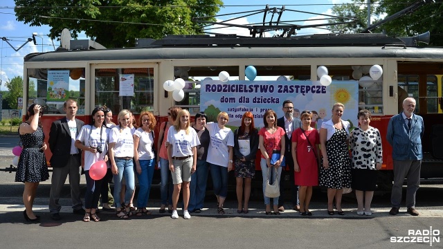 Każde dziecko ma prawo do miłości i rodziny - przekonywali w piątek szczecińscy pracownicy socjalni. I nie robili tego w biurach, a w zabytkowym tramwaju ozdobionym balonami. Tak promowane było rodzicielstwo zastępcze.