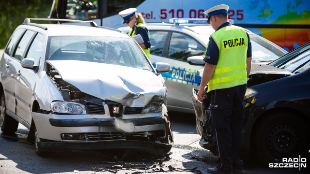 Wypadek na skrzyżowaniu ulic Bogumińskiej i Hożej w Szczecinie. Zderzyły się dwa auta osobowe. Jedna osoba jest ranna.