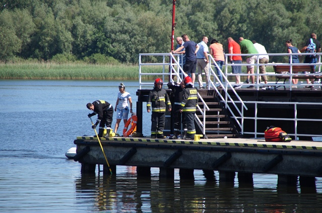 Tragiczny finał poszukiwań dwóch osób, które wpadły do Zalewu Kamieńskiego z molo w Kamieniu Pomorskim. Kilka minut po południu z wody wyłowiono zwłoki 46-letniej mieszkanki Kamienia Pomorskiego. Kilkadziesiąt minut później ekipy poszukiwawcze natrafiły na zwłoki 42-letniego mężczyzny, także mieszkańca Kamienia.
