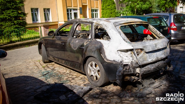 Około 23:30 policjanci dostali zgłoszenie o palącym się audi zaparkowanym przy ulicy Mickiewicza obok skrzyżowania z Pocztową.