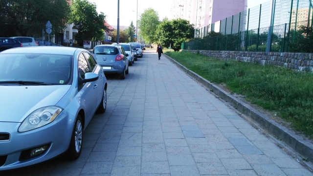 16 nowych miejsc postojowych pojawi się do końca lipca przy boisku Centrum Kształcenia Sportowego na ul. Rydla na szczecińskim prawobrzeżu.