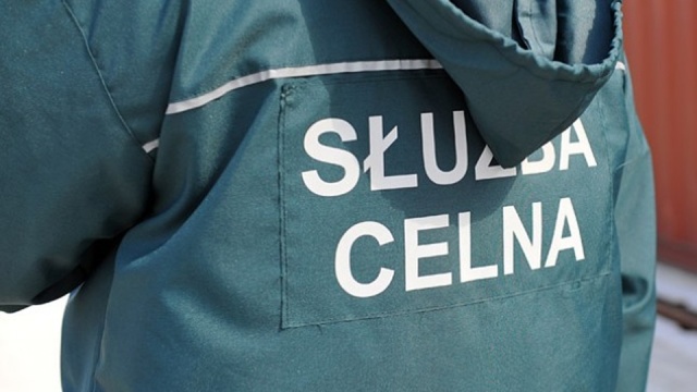 Funkcjonariusze Służby Celnej boją się zwolnień. W poniedziałek protestowali przed Urzędem Celnym w Szczecinie. Wyszli na ulicę podczas przerwy śniadaniowej. Funkcjonariusze domagają się też, aby objąć ich systemem emerytalnym takim jaki mają wojskowi i policja.