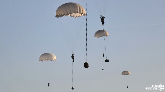 Włoscy spadochroniarze wylądują w Świdwinie. We wtorek rozpoczynają się tam ćwiczenia w ramach operacji Anakonda-16 - największych w historii NATO ćwiczeń wojsk sprzymierzonych na terenie Polski.