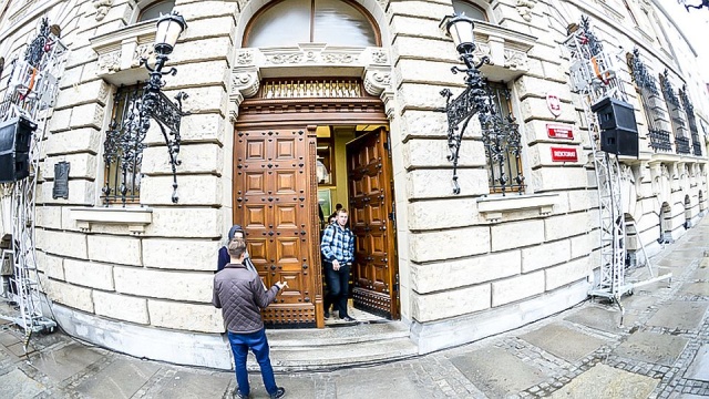 W gmachu uczelni przy ulicy Grodzkiej jedna ze studentek znalazła kilka dni temu zamontowaną kamerę w damskiej ubikacji. Uczelnia zareagowała.