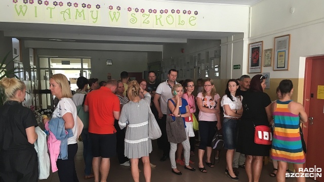 Kolejka, która ustawia się jeszcze przed szóstą rano - tak wyglądały zapisy na półkolonie letnie w jednej ze szczecińskich szkół.
