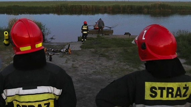 Krowa wpadła do wody - uratował ją turysta z mieszkańcami Świnoujścia.