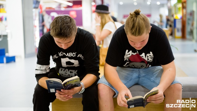 Kilkudziesięciu gimnazjalistów spotkało się w centrum handlowym żeby... czytać książki.