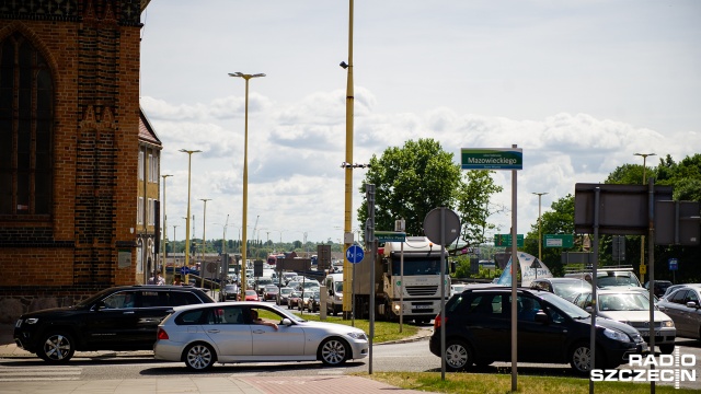 Już drugi dzień kierowcy zmagają się z poważnymi utrudnieniami w ruchu z powodu zamknięcia przejazdu głównie ulicą Jana z Kolna.