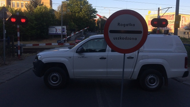 Do późnych godzin wieczornych przejazdu przez przejazd kolejowy na ulicy Jagiellońskiej w Szczecinie był zamknięty.