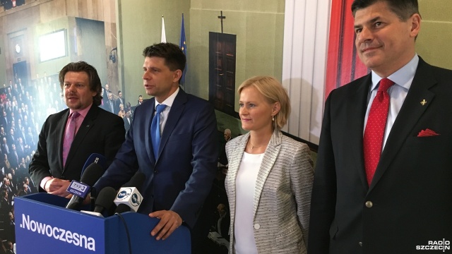 Nie wiadomo czy w Polsce nie dojdzie do wcześniejszych wyborów parlamentarnych - mówił w Szczecinie Ryszard Petru. Według lidera Nowoczesnej, polityka realizowana przez rządzących może do tego doprowadzić.