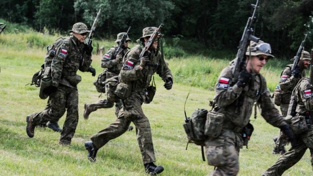 Szkolą się na polu walki i kibicują polskim piłkarzom, a dzisiaj w Drawsku Pomorskim odwiedzi ich prezydent Andrzej Duda - trwają największe od lat manewry wojskowe pod kryptonimem Anakonda-16.