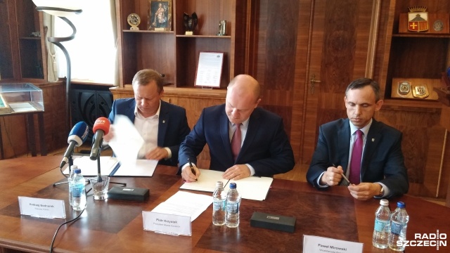 Ulica Przęsocińska, łącząca Szczecin z Policami, ma zostać przebudowana. Porozumienie w tej sprawie podpisali we wtorek prezydent Szczecina Piotr Krzystek oraz starosta policki Andrzej Bednarek. Przewidywany koszt inwestycji to 14 mln zł.