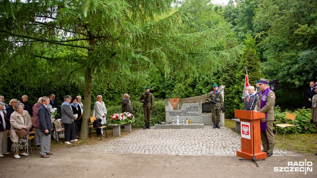 70. rocznicę utworzenia obchodzi Związek Byłych Więźniów Politycznych Hitlerowskich Więzień i Obozów Koncentracyjnych. We wtorek jego członkowie spotkali się na szczecińskim Cmentarzu Centralnym, przed pomnikiem upamiętniającym ofiary niemieckich obozów koncentracyjnych.