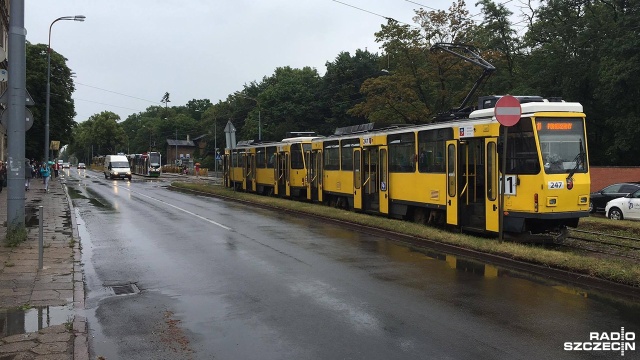 Na Powstańców Wielkopolskich przy Szpitalnej auto osobowe zderzyło się z tramwajem linii 11.