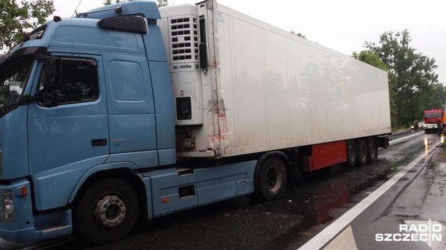 Dwa samochody ciężarowe zderzyły się na krajowej szóstce na wysokości miejscowości Glewice niedaleko Goleniowa. Do zdarzenia doszło w środę po godz. 18.