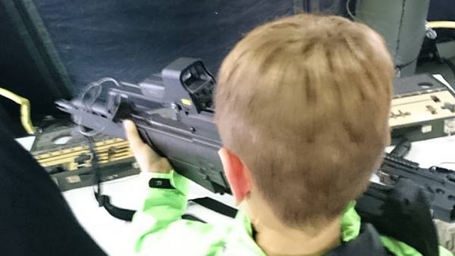 Oburzenie pacyfistycznych środowisk wywołał to, że podczas Dni Bundeswehry pozwalano bawić się małym dzieciom bronią maszynową.