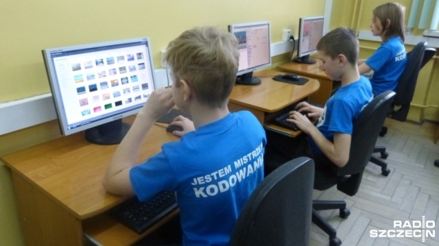 Obowiązkowe lekcje kodowania, dostęp do szybkiego internetu i nowoczesny sprzęt - eksplozję nowoczesności w szkołach zapowiada rząd. Ministrowie deklarują, że tak będzie już za dwa lata.