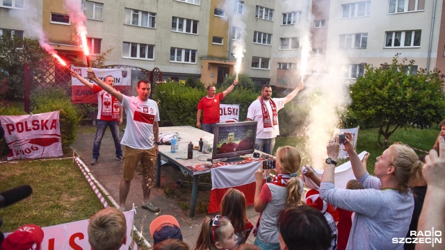 Sąsiedzi połączyli siły w dopingowaniu biało-czerwonych w meczu z Niemcami podczas EURO 2016. Ok. 40 osób zagrzewało Polaków do walki w zorganizowanej przez siebie strefie kibica na os. Zawadzkiego w Szczecinie.