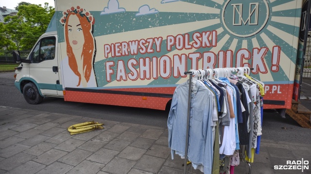 Pierwszy fashion truck w Polsce wyrusza w trasę ze Szczecina. To odpowiednik modnych ostatnio budek na kółkach z jedzeniem. Z tym, że ten jest z odzieżą. To pomysł pary ze Szczecina: Kasi i Tomka. Podpatrzyli go w Londynie.
