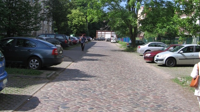 Ulica Glazurowa w szczecińskim Dąbiu doczeka się oświetlenia. Wykonawca robót przejął właśnie teren, na którym niebawem mają ruszyć prace przygotowujące do postawienia tam latarni.