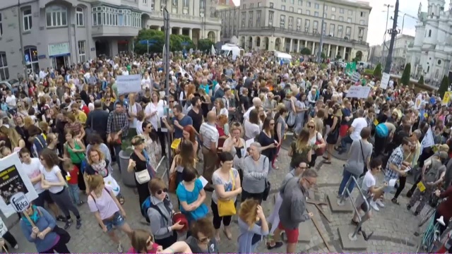 Marsz Godności Kobiet rozpoczął się w sobotę ok. południa w Warszawie.