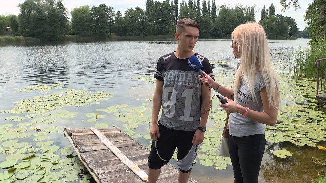 19-latek z Dębna uratował starszą kobietę, która wpadła do jeziora. Potem sam potrzebował pomocy, a wydostać się z wody pomógł mu kolega.