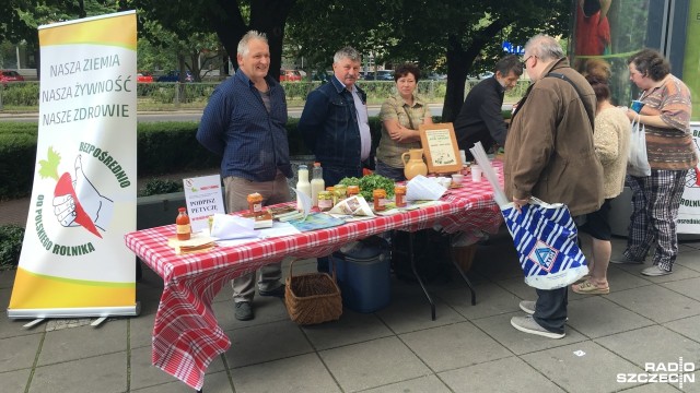 Stoisko z konfiturami, chlebem z ekologicznych surowców i przetworami z koziego mleka stanęło w poniedziałek przed centrum handlowym Galaxy w Szczecinie. Zachodniopomorscy rolnicy zachęcali w ten sposób szczecinian do kupowania żywności wprost z gospodarstw rolniczych.