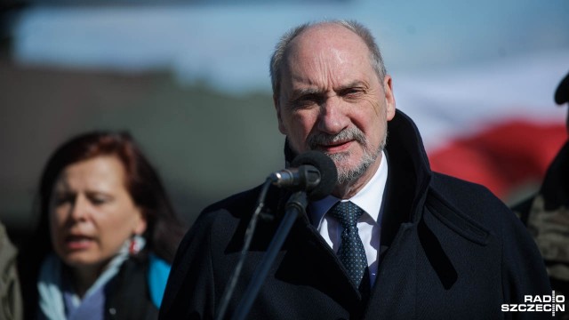 Platforma Obywatelska domaga się dymisji ministra obrony narodowej. Wniosek o wyrażenie wotum nieufności wobec Antoniego Macierewicza wpłynął już do marszałka Sejmu Marka Kuchcińskiego.