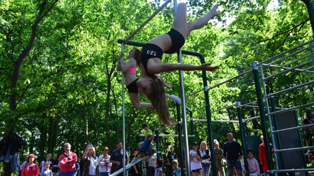 Drabinki, rurki i betonowe przeszkody - w kołobrzeskim parku nadmorskim otwarto pierwszy w Polsce Street Workout Park położony tak blisko morza.
