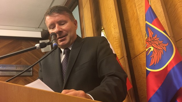Robert Stankiewicz zaskoczył salę fraszką własnego autorstwa na temat... remontu szczecińskich kąpielisk. Radny skrytykował prezydenta i urzędników.
