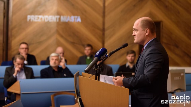 Miejscy radni zatwierdzili w głosowaniu sprawozdanie prezydenta Szczecina Piotra Krzystka z tego, jak wydawał publiczne pieniądze w 2015 roku.