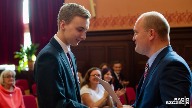 3,5 tysiąca złotych za wybitne osiągnięcia w nauce - to najwyższa w tym roku nagroda finansowa dla ucznia mieszkającego na terenie gminy przyznana przez prezydenta Szczecina Piotra Krzystka.