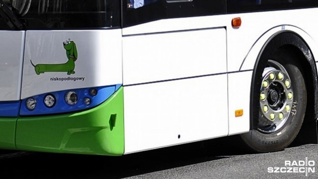 Jedna osoba została ranna w wypadku na ul. Krzywoustego w Szczecinie. W jednym z autobusów linii 75, po gwałtownym hamowaniu, przewróciła się 87-letnia kobieta.