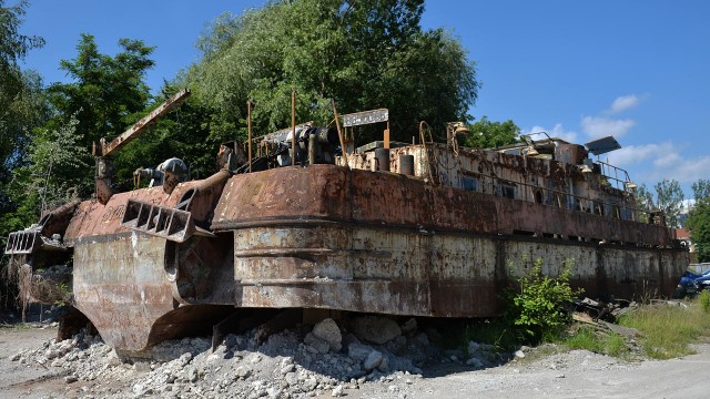 Na brzeg wciągał go czołg, prawie 10 lat stał i rdzewiał. Akademia Morska chce sprzedać na złom pchacz Bizon B 26, który miał być pomocą dydaktyczną dla studentów.