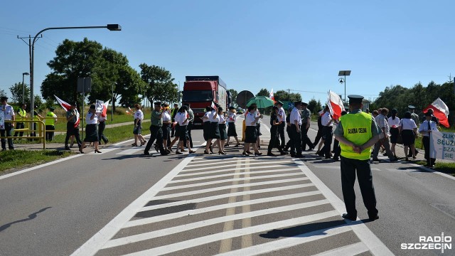 Zachodniopomorscy celnicy boją się utraty pracy. W czwartek wyszli na ulice i na blisko dwie godziny zablokowali drogę krajową nr 13. Funkcjonariusze sprzeciwiają się planowanej reformie, która ma połączyć służbę celną z tą podatkową. Po zmianach celnicy trafiliby więc do Krajowej Administracji Skarbowej.