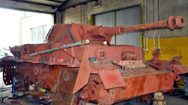 Znaleziony pięć lat temu w Kluczewie niemiecki czołg z czasów II wojny światowej wraca do pierwotnego stanu. Chodzi o Panzer IV, który jest w zbiorach Muzeum Oręża Polskiego w Kołobrzegu. W tej chwili rekonstruktorom udało się odbudować 85 procent konstrukcji.