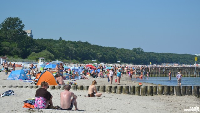 Nawet 33 stopnie mają pokazać w piątek termometry w Kołobrzegu. W pierwszy dzień wakacji oblężenie przeżywa miejscowa plaża.