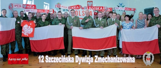 Na zdjęciu opublikowanym na Facebooku 12. Szczecińskiej Dywizji Zmechanizowanej widać wojskowych trzymających flagi, szaliki i koszulkami w narodowych barwach. To z okazji sobotniego meczu Polaków na Euro 2016.