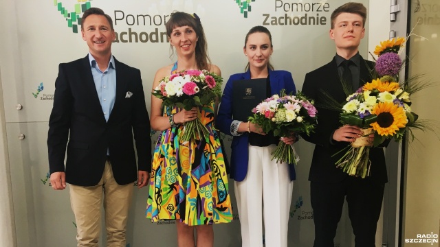 Troje młodych i zdolnych artystów otrzymało od marszałka województwa po 12 tysięcy złotych stypendium na swoje projekty. To: aktorka teatralna Adrianna Janowska-Moniuszko, zajmująca się filmem Małgorzata Goliszewska oraz pianista jazzowy Kamil Piotrowicz.